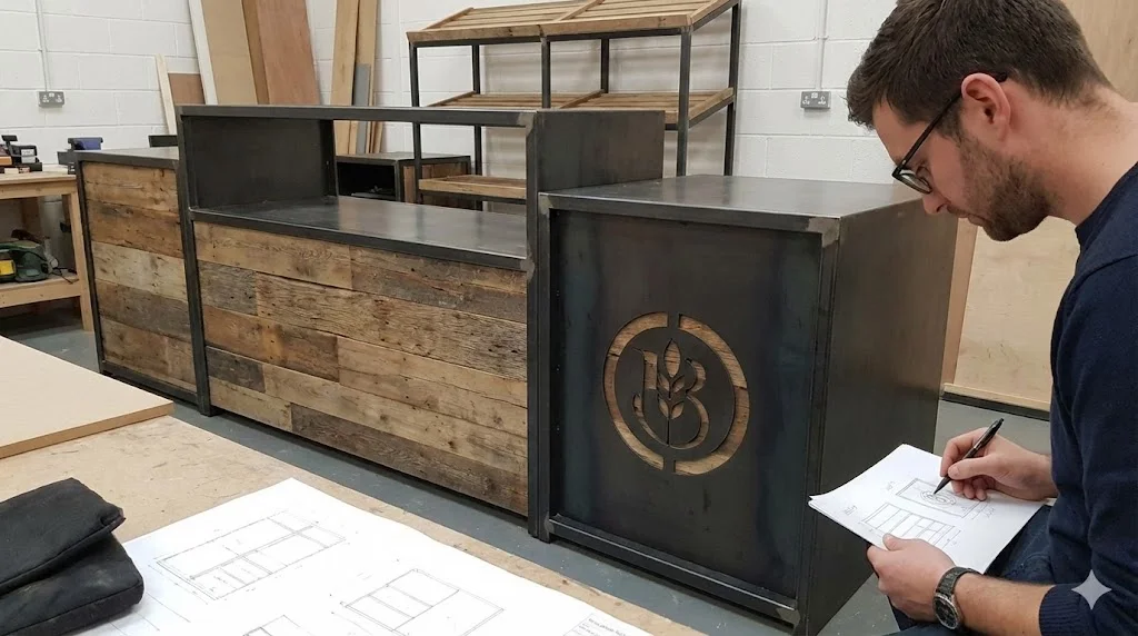 매장만의 독특한 디자인과 로고가 새겨진 주문 제작 진열대를 설계하는 모습. 매장의 개성을 살리는 맞춤형 제작 과정의 중요성을 보여줍니다.