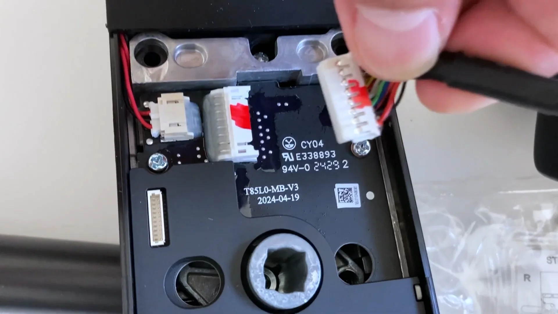 도어락 설치와 수리를 위해 내부 구조를 점검하는 과정