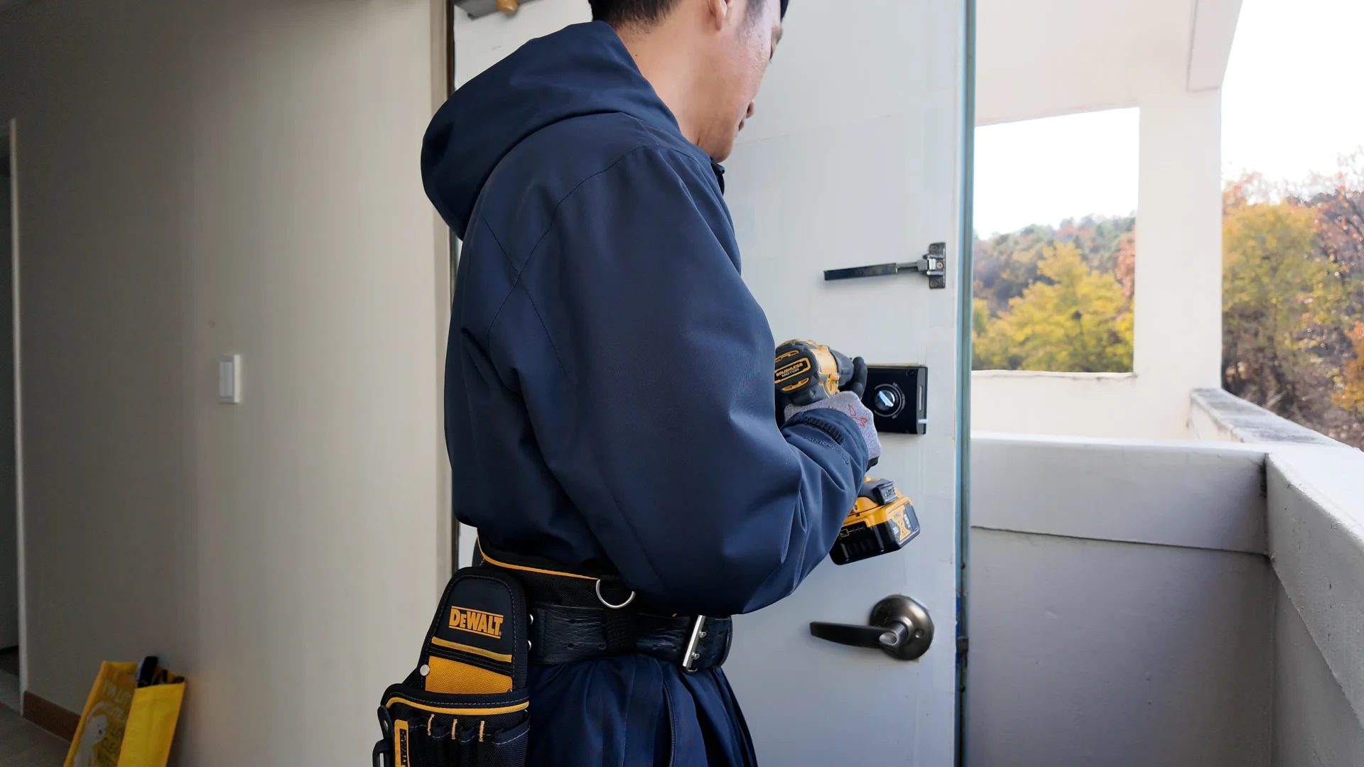 도어락 설치 작업을 혼자 진행하는 현장 작업자 모습
