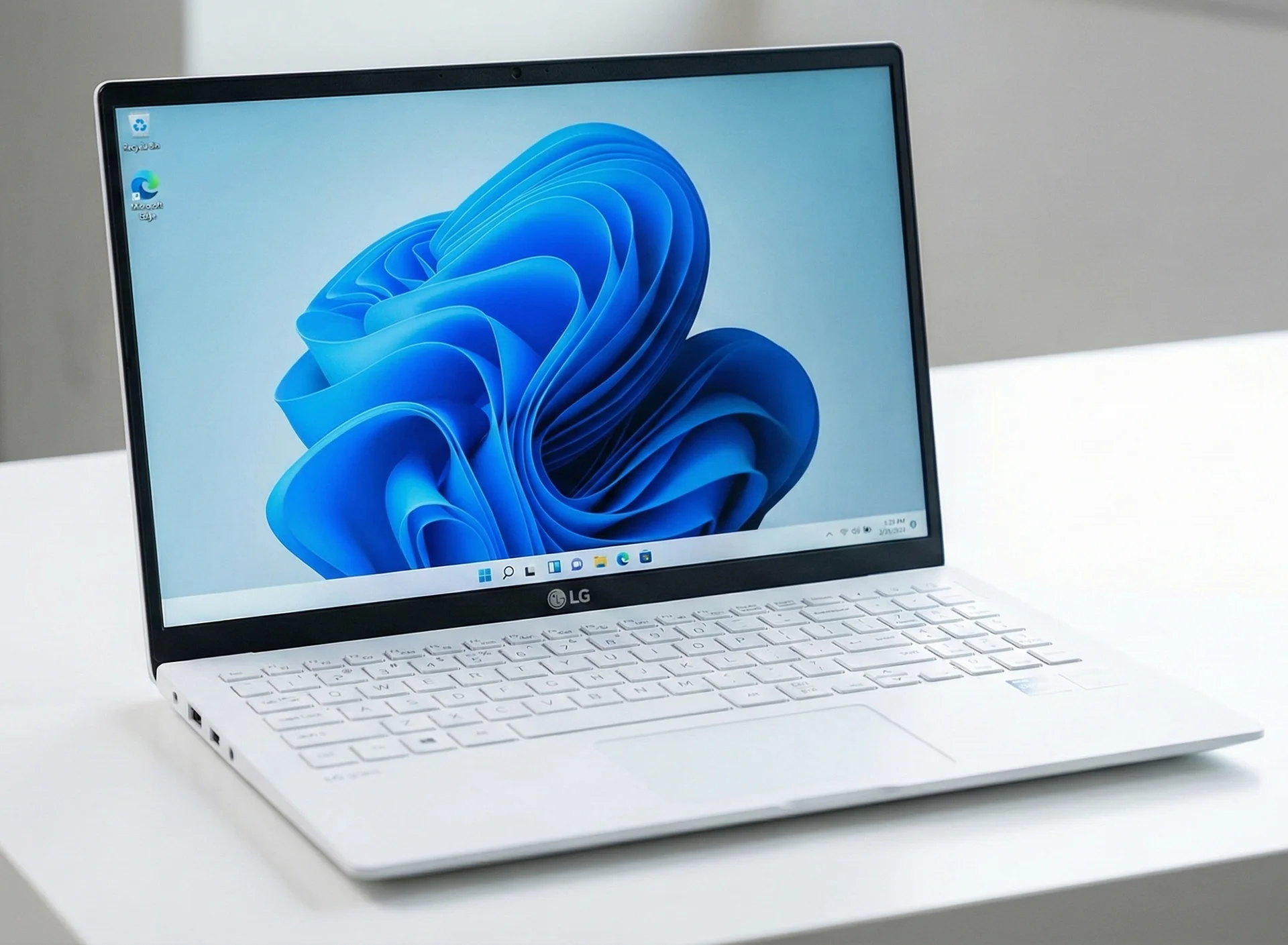 검정 베젤과 화이트 색상의 lg 그램 15 노트북이 열려있는 모습