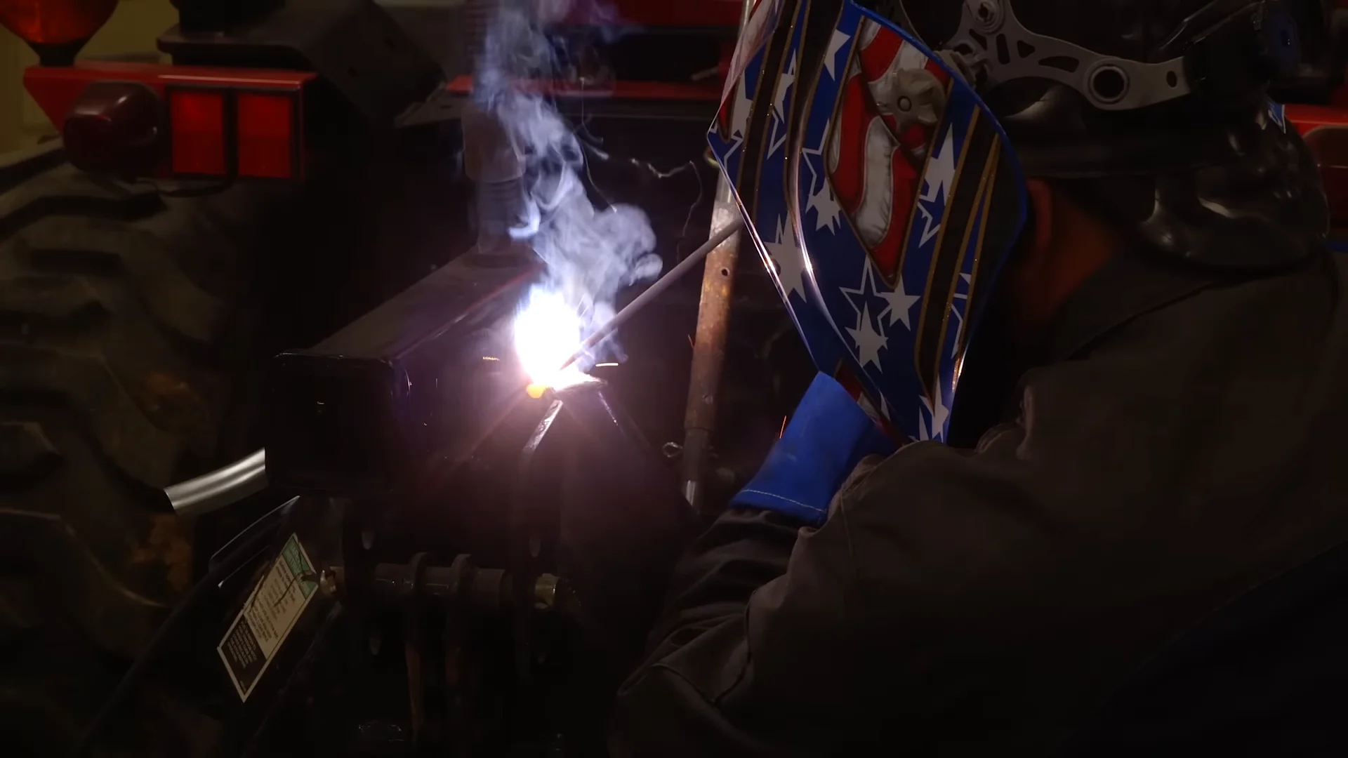 보호구를 착용한 작업자가 금속을 용접하고 있는 작업 장면