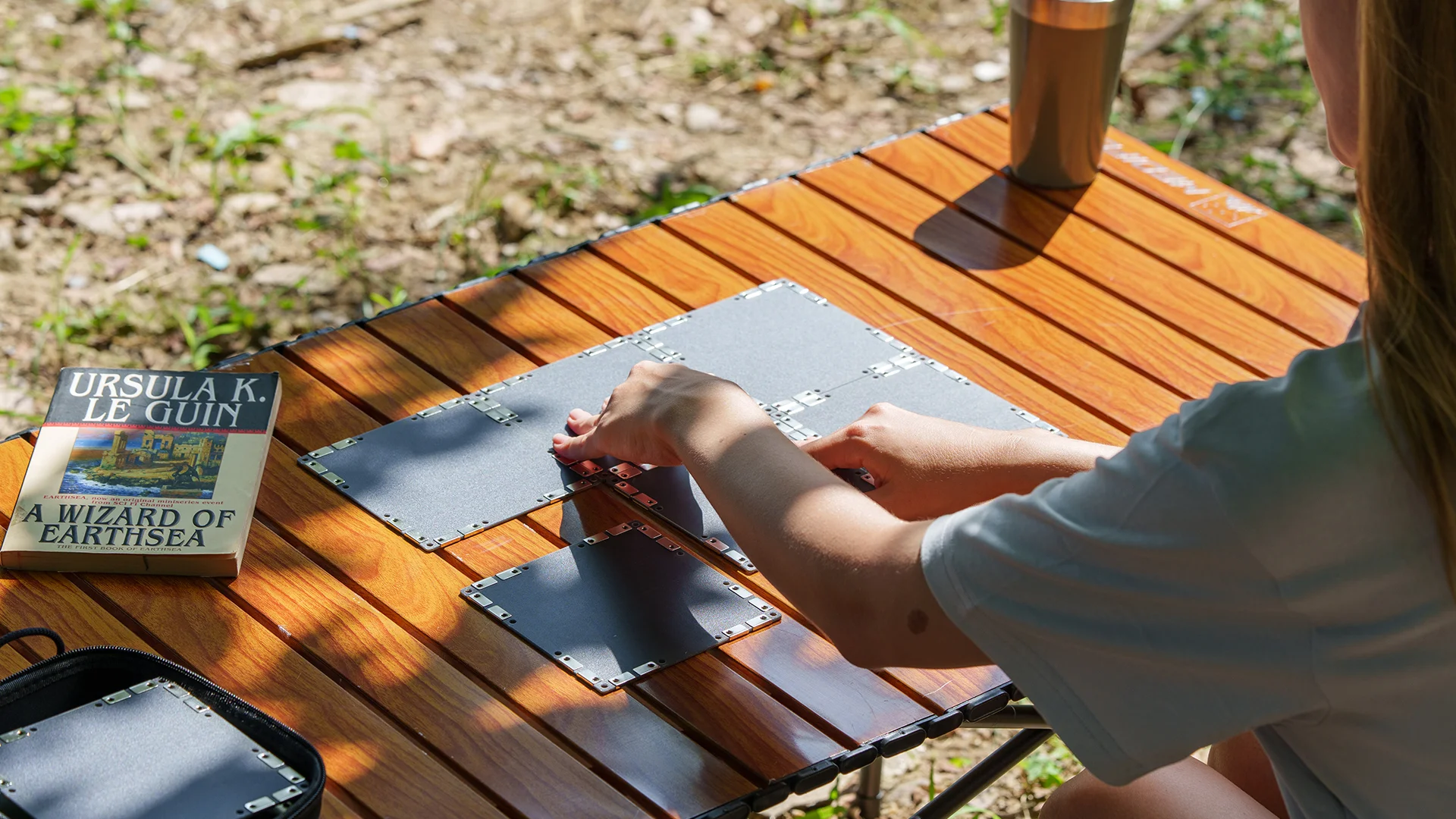 솔라브릭 GEN 3 패널을 조합하는 모습