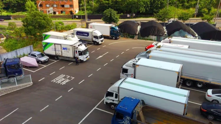 트럭헬퍼 화물차 주차장