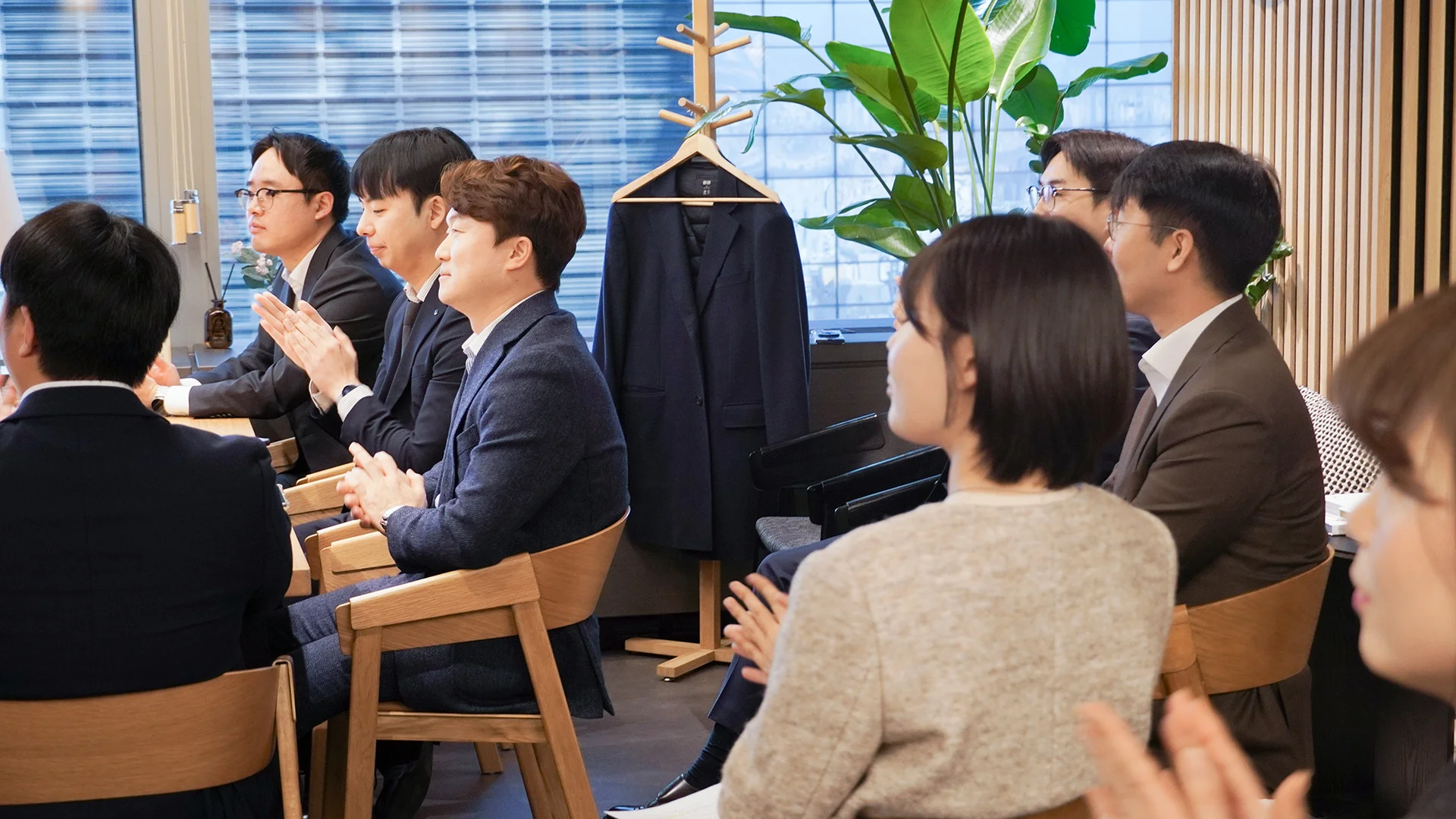 스피치 경청중인 기업의별 식구들