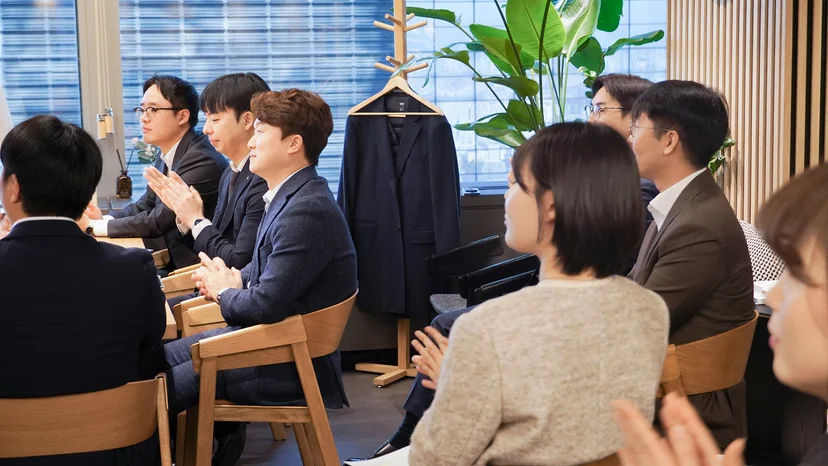 스피치 경청중인 기업의별 식구들