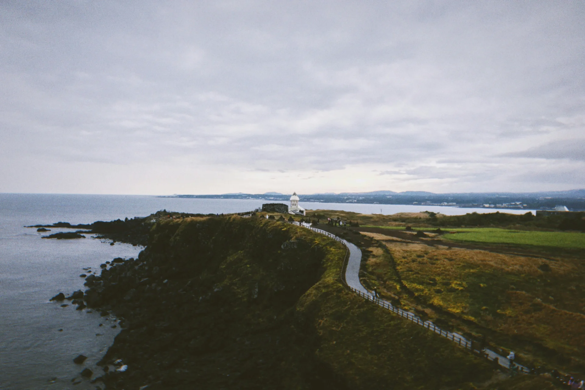 Scenic coastal walking path at Seopjikoji in Jeju Island, South Korea, featuring dramatic cliffs and ocean views — ideal for family-friendly strolls and Muslim-friendly travel itineraries.