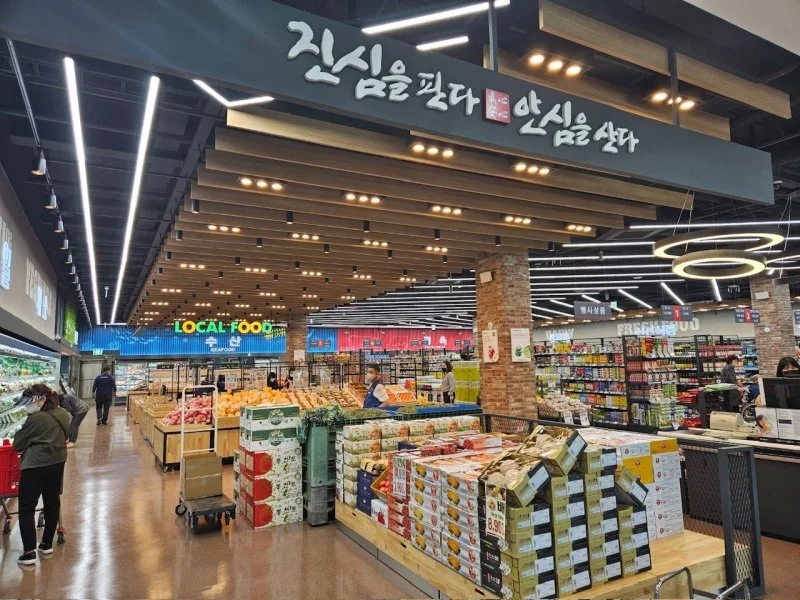 마트 매장 내 전시되어 있는 다양한 POP 디자인