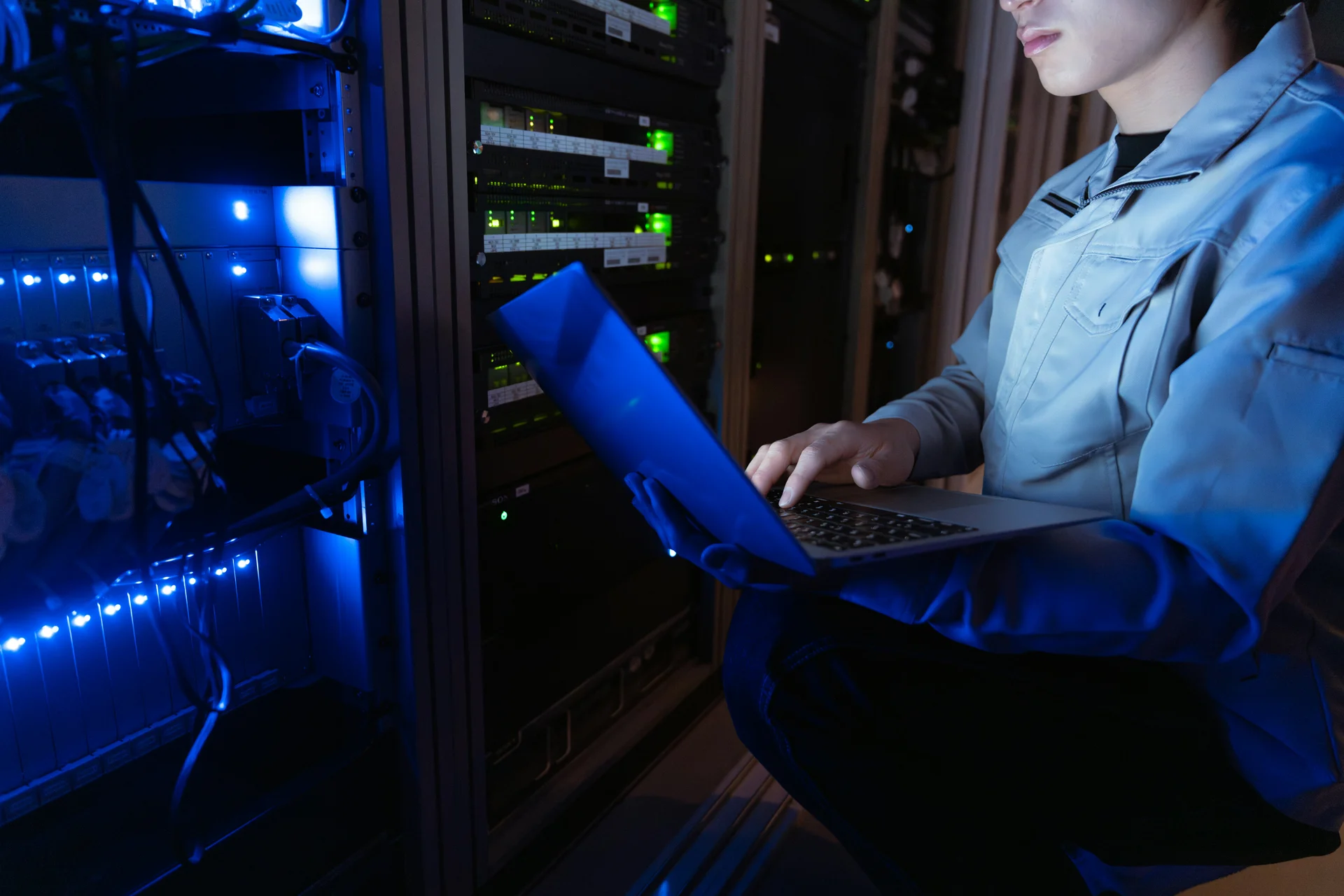 마트 메시지 발송 시 개인정보 안전을 강화하고 있는 이미지