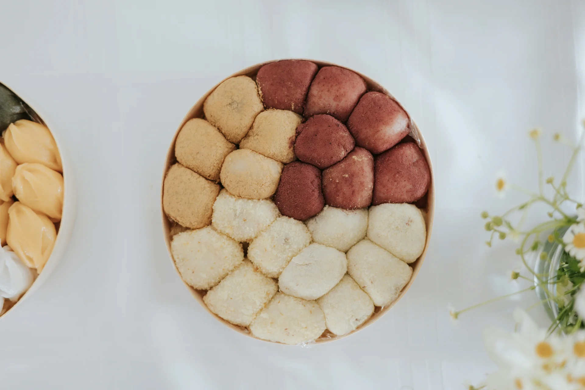 여러 종류의 전통 떡이 정갈하게 담겨있는 모습