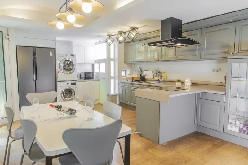Spacious shared living room in a modern Korean sharehouse.