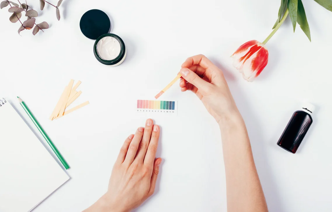 여드름 피부 클렌저 pH 테스트 - 민감성 피부에 적합한 약산성 세안제 선택 기준