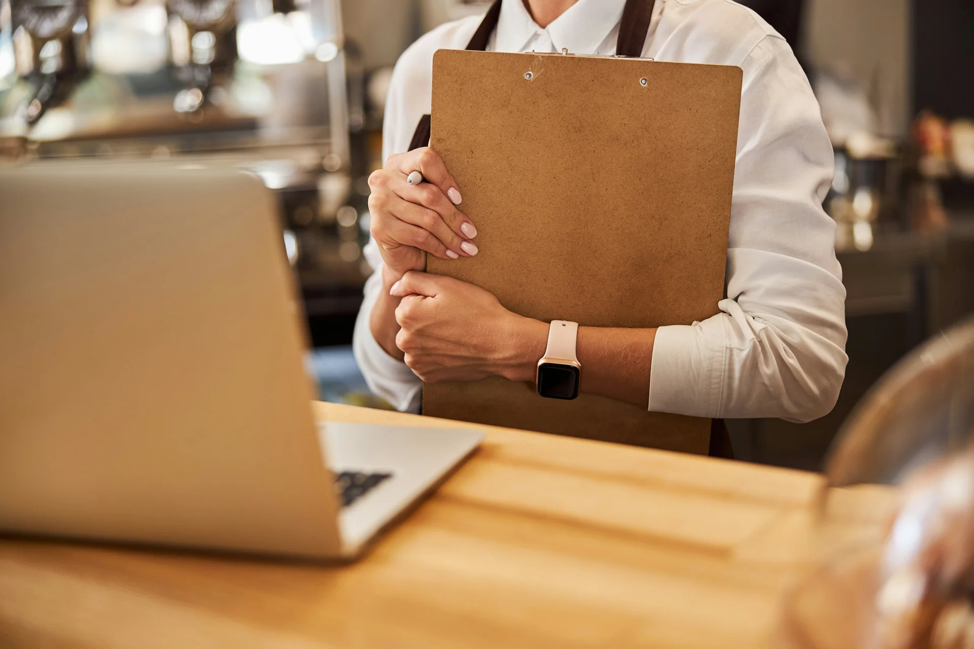 마트 전단지 업체와 자동화 프로그램 고민하는 점원의 모습