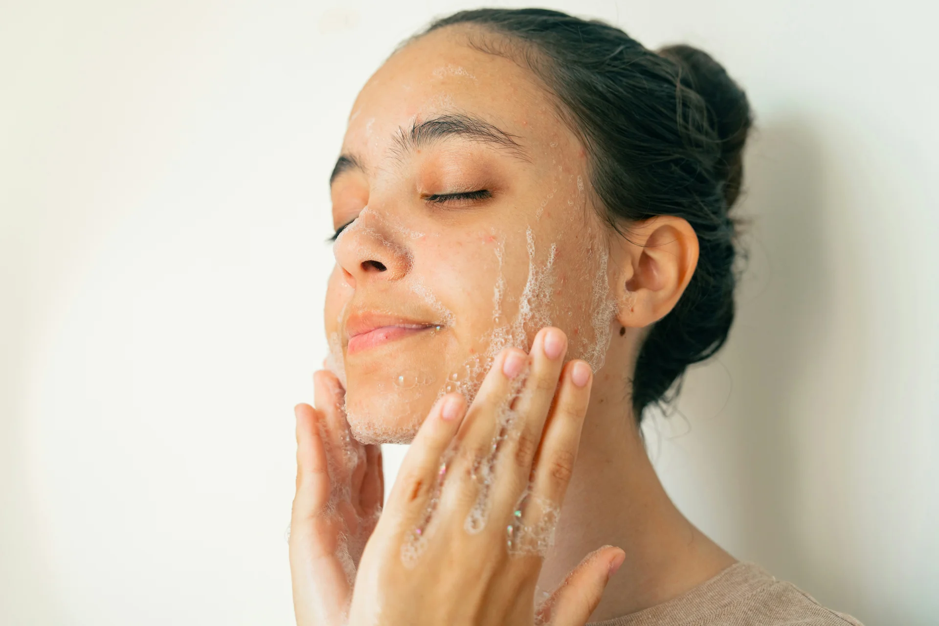 매일 반복되는 세안이 피부 장벽과 유수분 밸런스에 영향을 주는 모습을 표현한 이미지