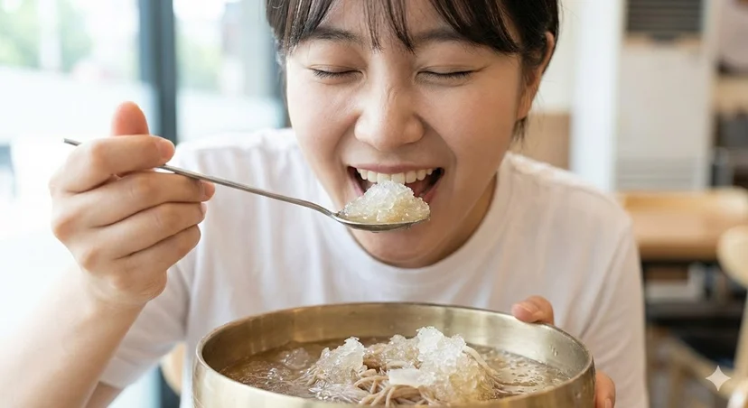 살얼음 육수를 시원하게 맛보는 고객의 표정
