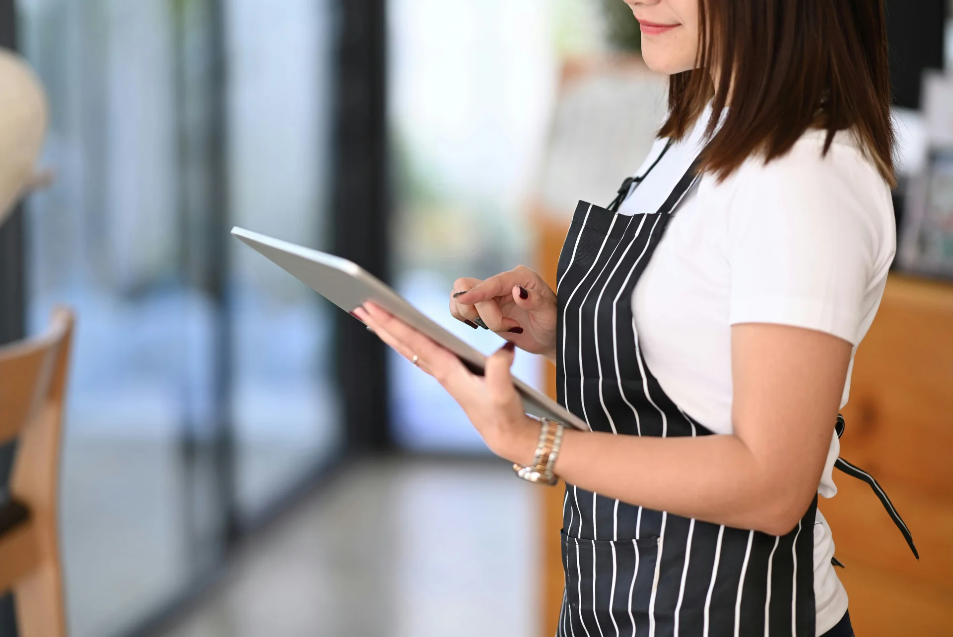 템플릿으로 마트 POP 프로그램 알아보고 있는 점원의 모습