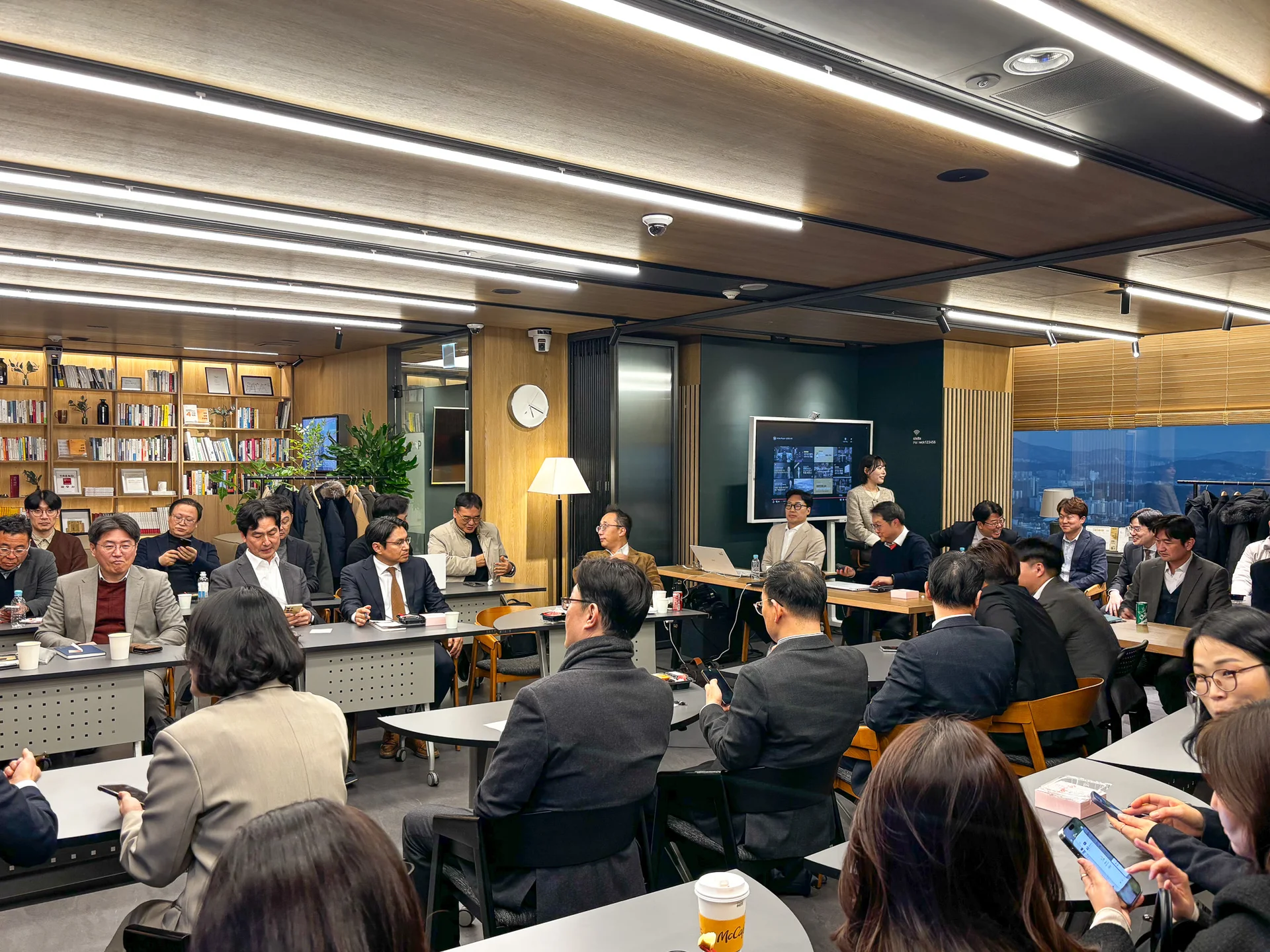 tag 진행사진. 기업의별 위원님들이 둥글게 둘러앉아 토론하고있는 사진2