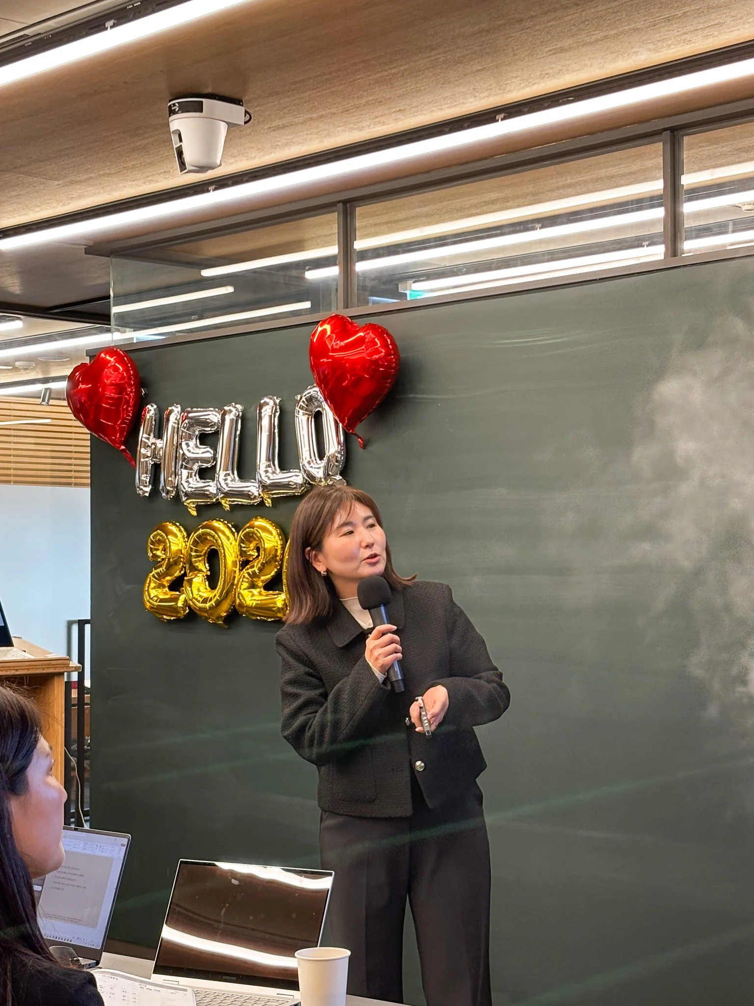 김민경 위원님의 발표사진1. 가운데 사진 가운데에 김민경 위원님이 있고 사례를 발표중이다.