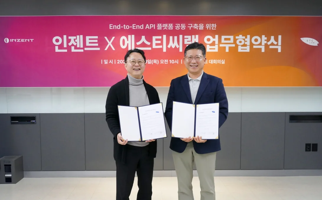 이형배 인젠트 대표(오른쪽)와 박형준 에스티씨랩 대표가 MOU 후 기념 촬영을 하고 있다.