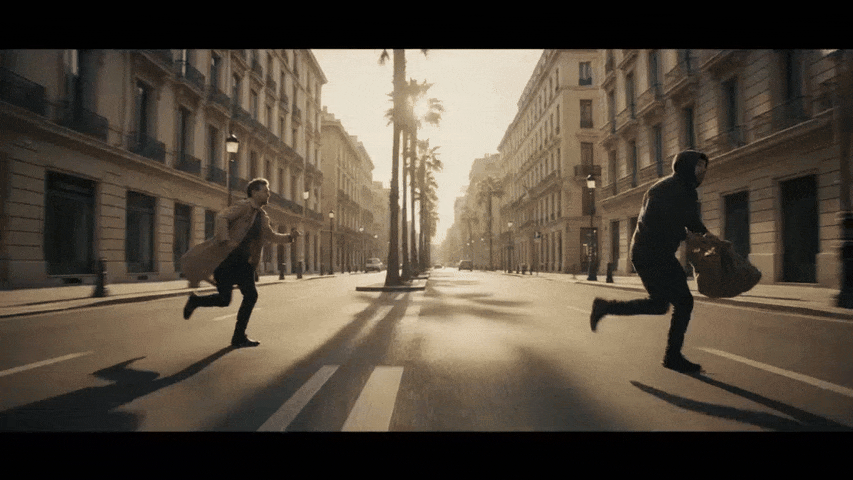 컷(cut) 단위 예시. 한 남성이 가방을 들고 길거리를 달리고 있고, 다른 남성이 그 뒤를 긴박하게 쫓고 있다.