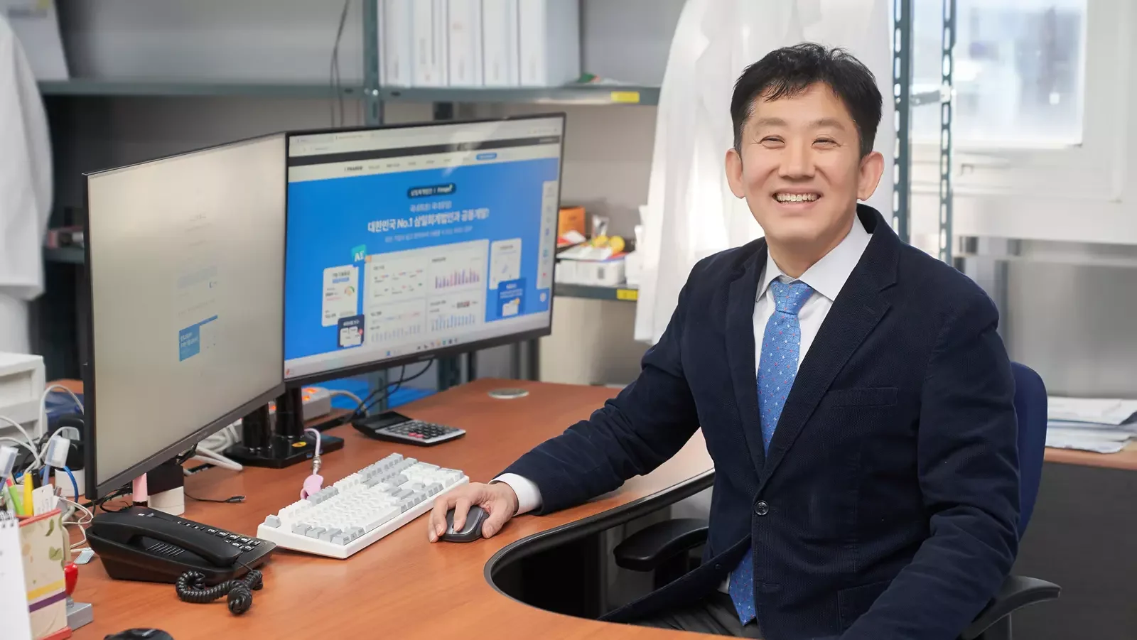 파로스를 사용하는 모습을 보여주는 남성