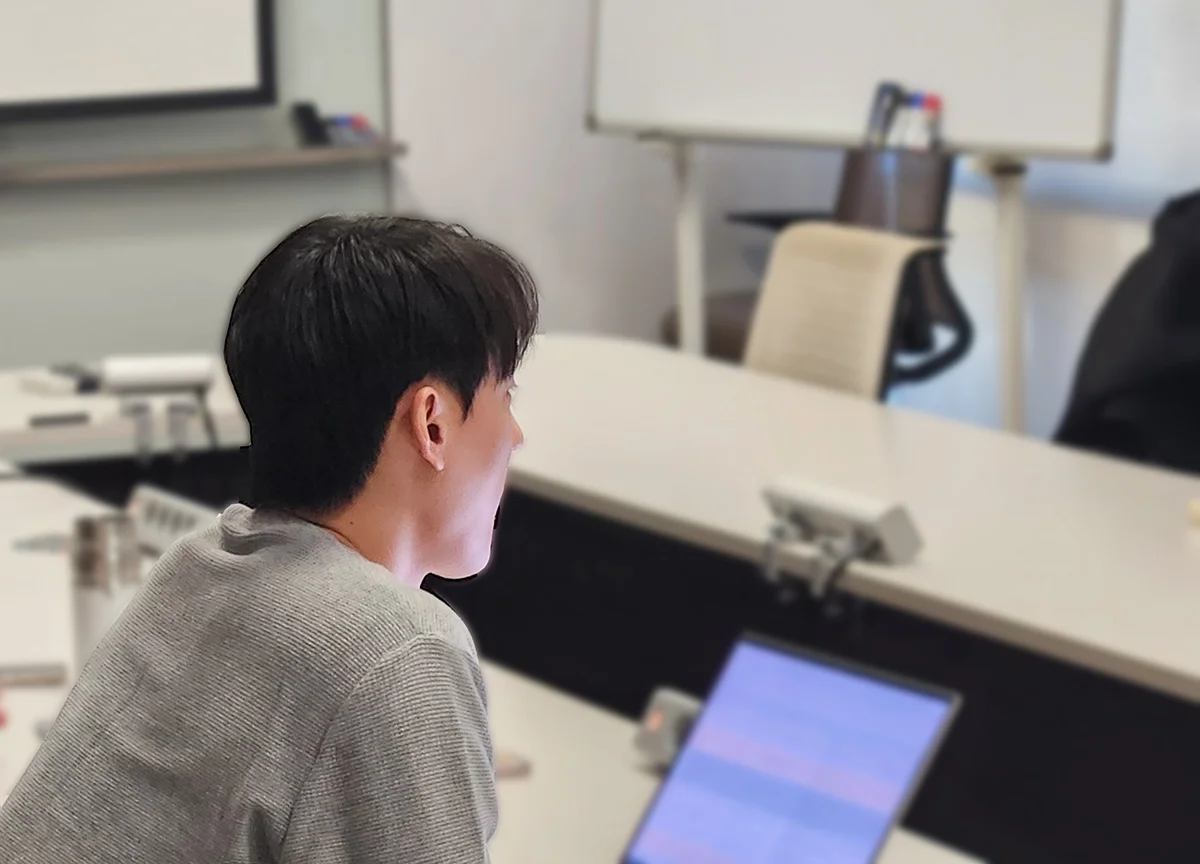 디어먼데이 워케이션을 도입한 기업 고객 담당자가 인터뷰에 응답하고 있는 모습