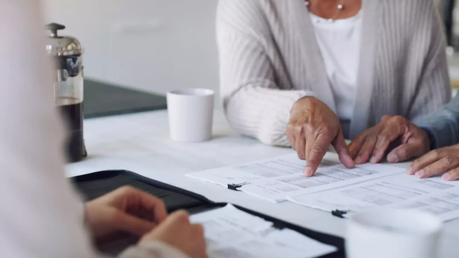 퇴직연금과 퇴직급여 관련 문서를 검토하며 퇴직급여 충당금 산정과 관리에 대해 논의하는 장면, 기업의 인사 및 재무 담당자가 서류 내용을 꼼꼼히 살피는 모습