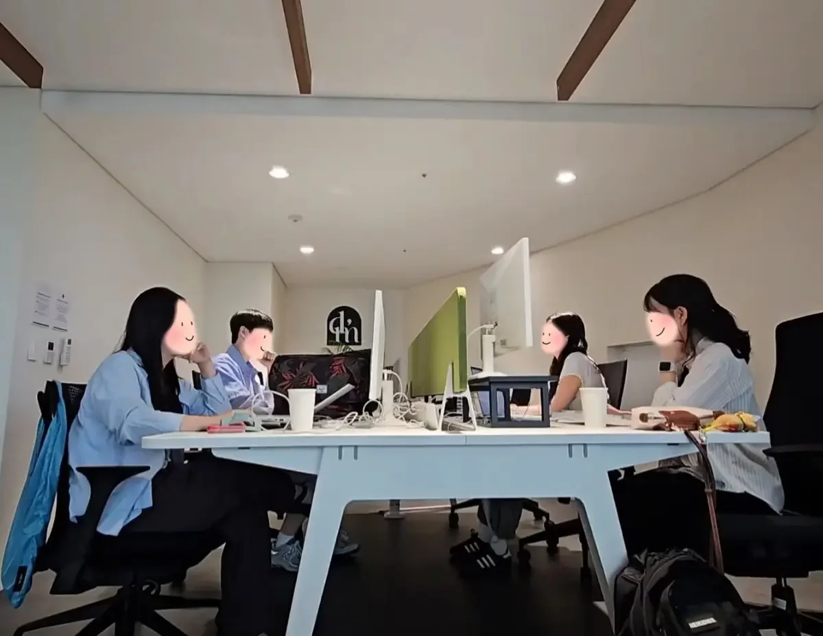 디어먼데이 시흥 르컬렉티브 워케이션 오피스에서 팀 워케이션을 즐기고 있는 모습