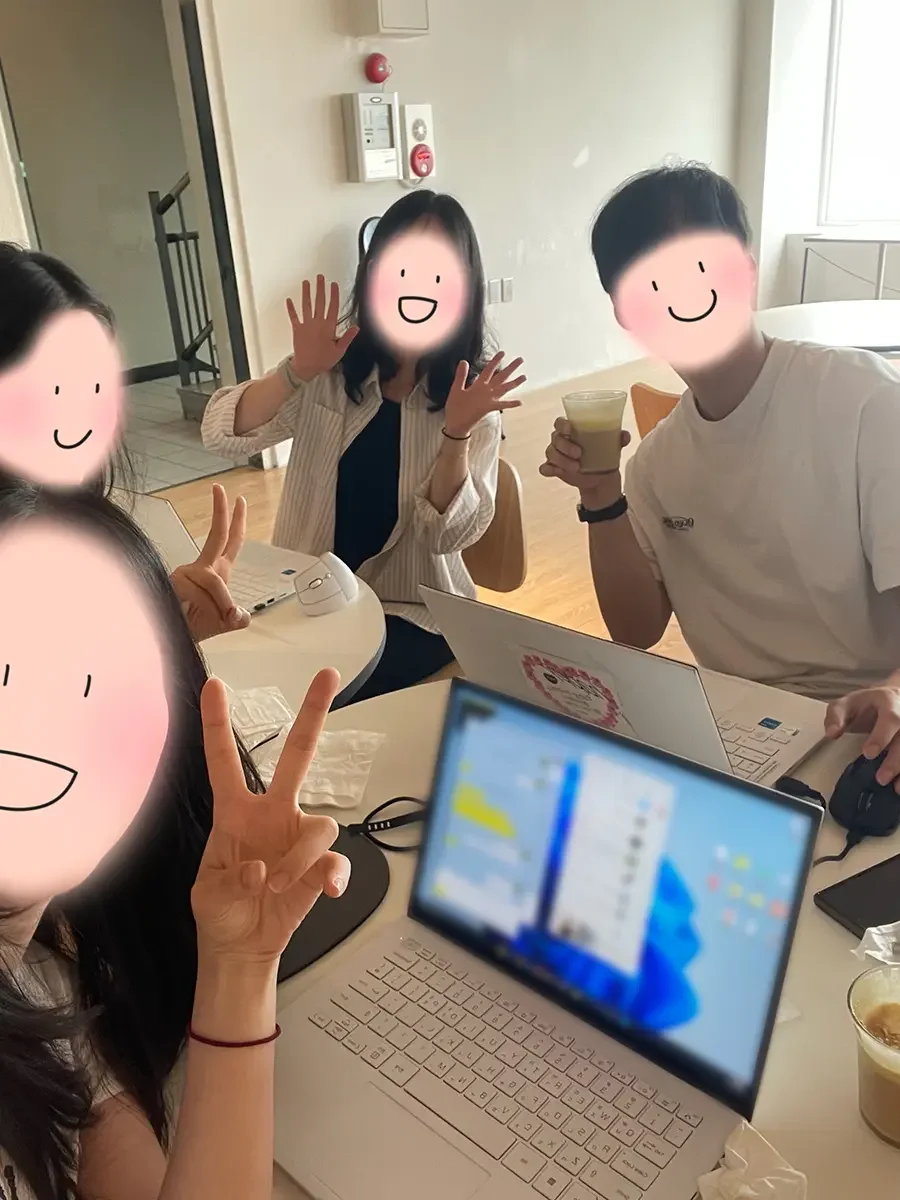 시흥 워케이션에서 팀 미팅을 진행하는 모습