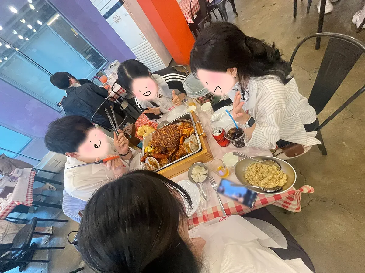 시흥 워케이션 참가자들이 퇴근 후 식사를 즐기는 모습