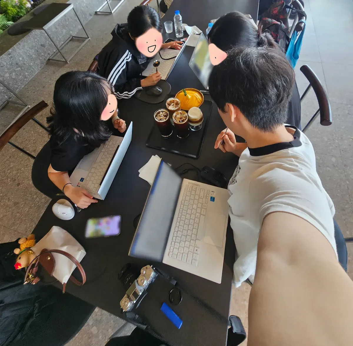 시흥 워케이션 참가자들이 카페에서 음식과 함께 사진을 찍는 모습 