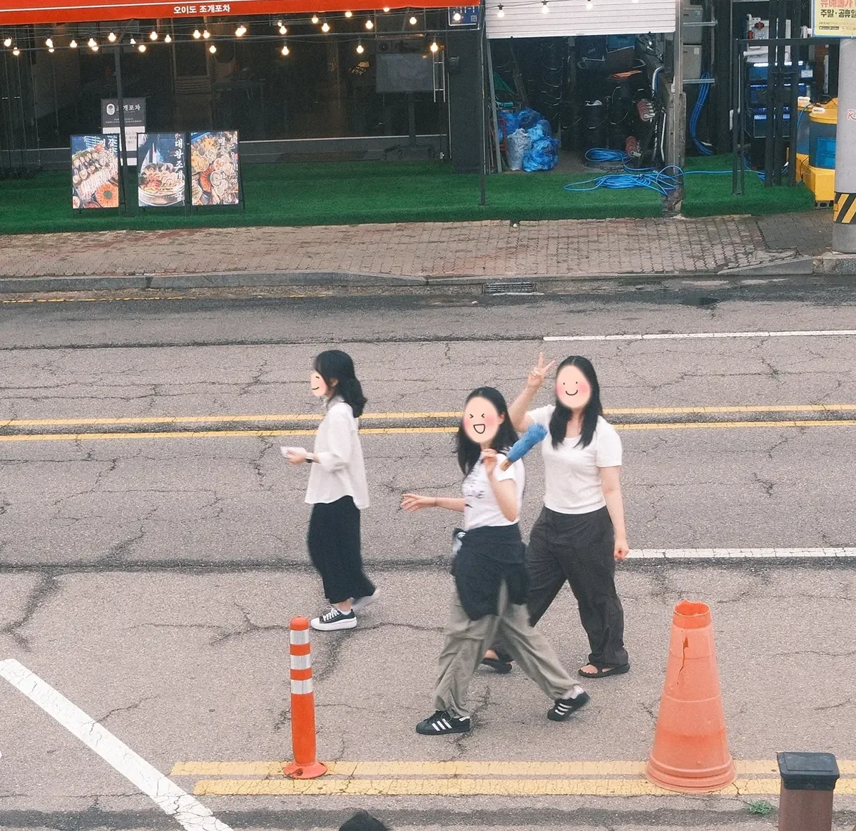 시흥 워케이션 참가자들이 길을 걸어가며 사진 찍히는 모습