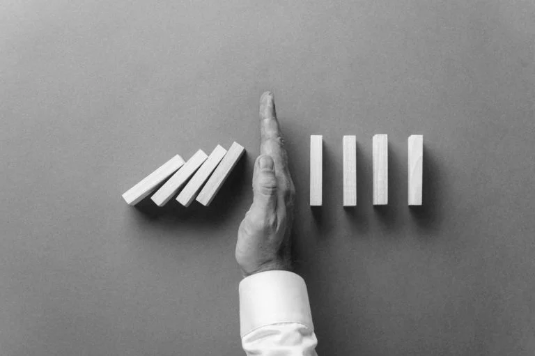 특정 업체와 고착화된 거래는 가격 경쟁을 통한 효율화를 방해한다.