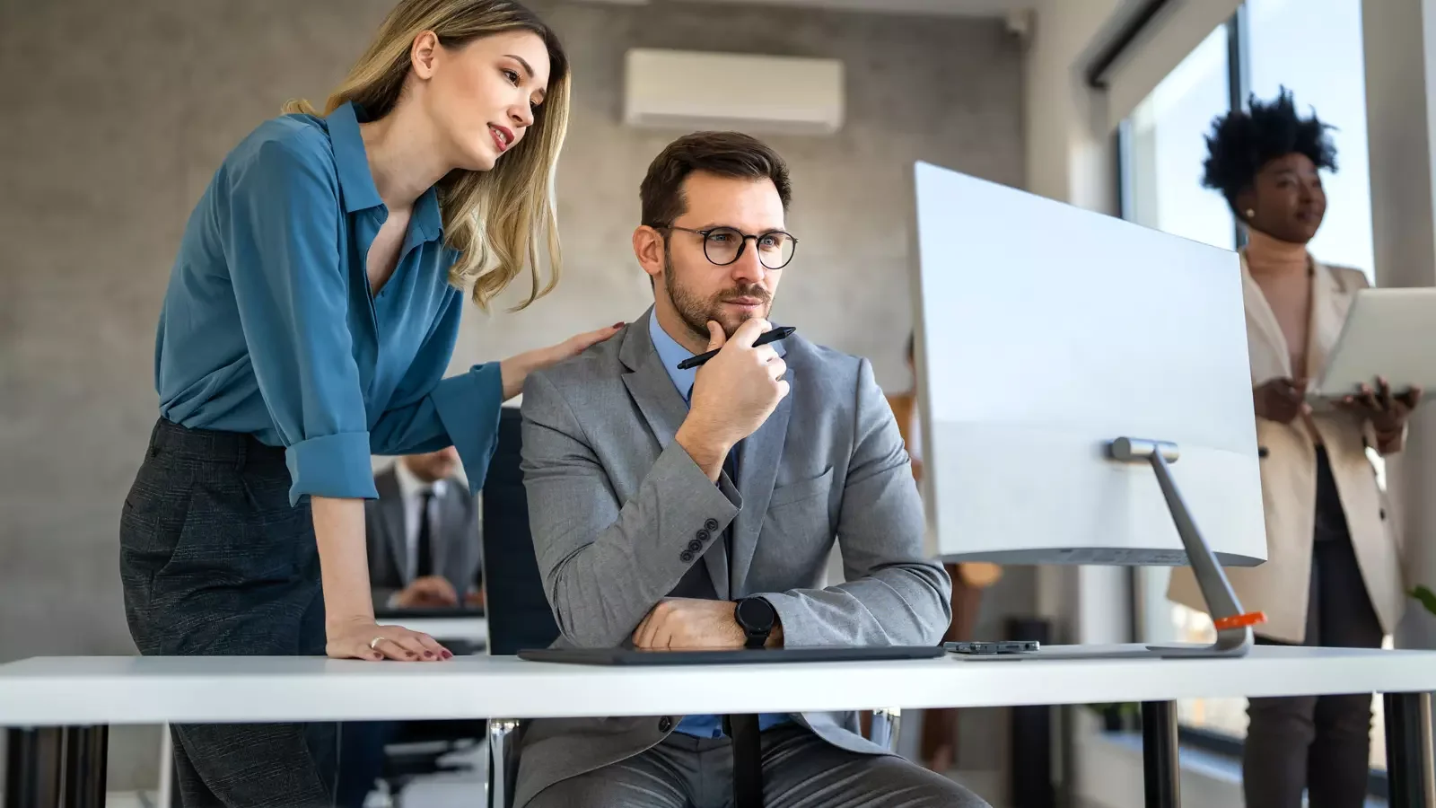 사무실에서 생산직 근로자의 비과세 관련 업무를 지원하는 직원들로, 생산직 비과세 적용과 관련한 내부 협의와 문서 검토가 진행 중인 모습