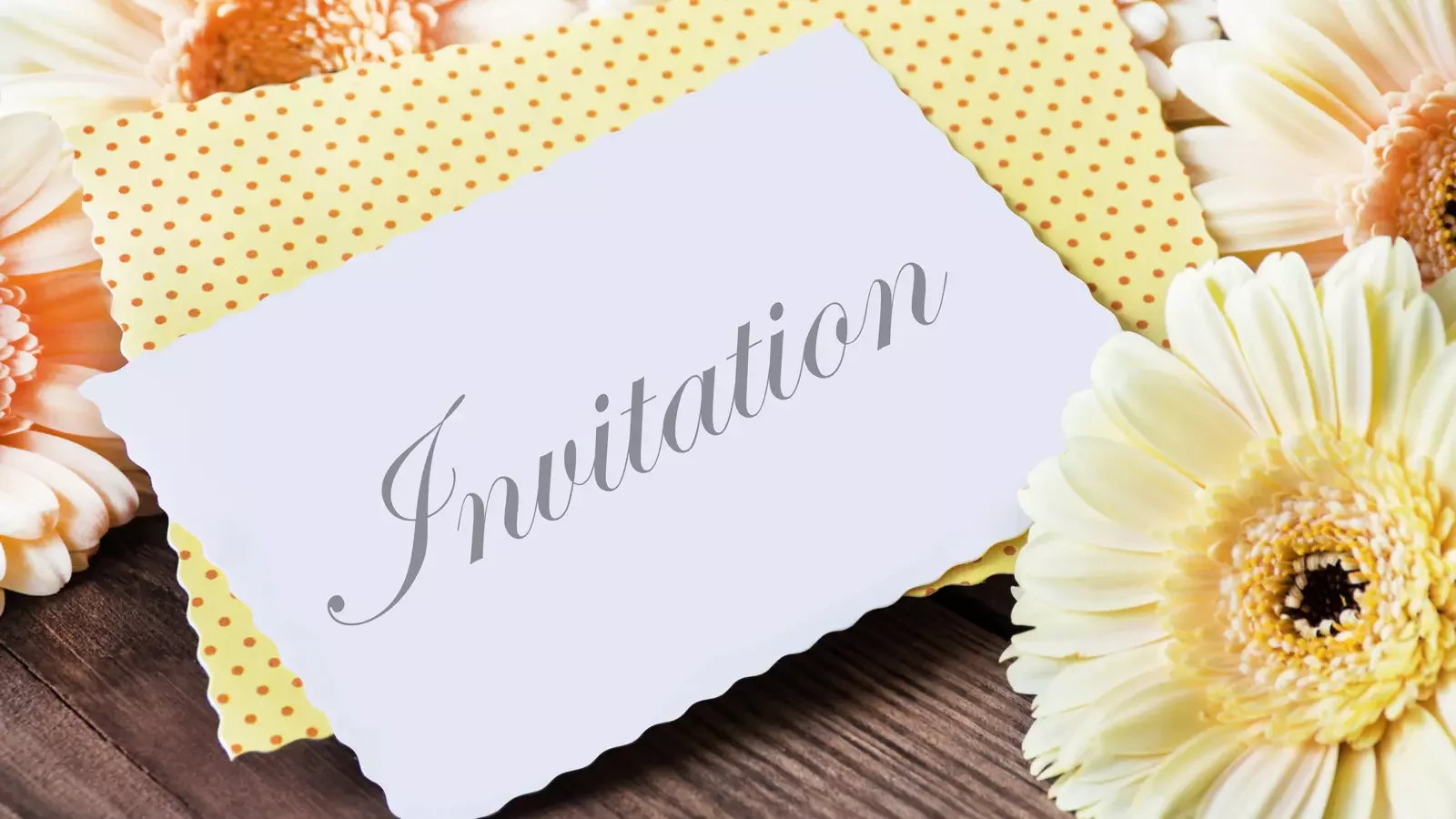 초대장과 꽃으로 구성된 축의금 비용처리 관련 이미지로, 기업 경조사비 사용 시 필요한 서류나 절차를 연상시키는 장면.