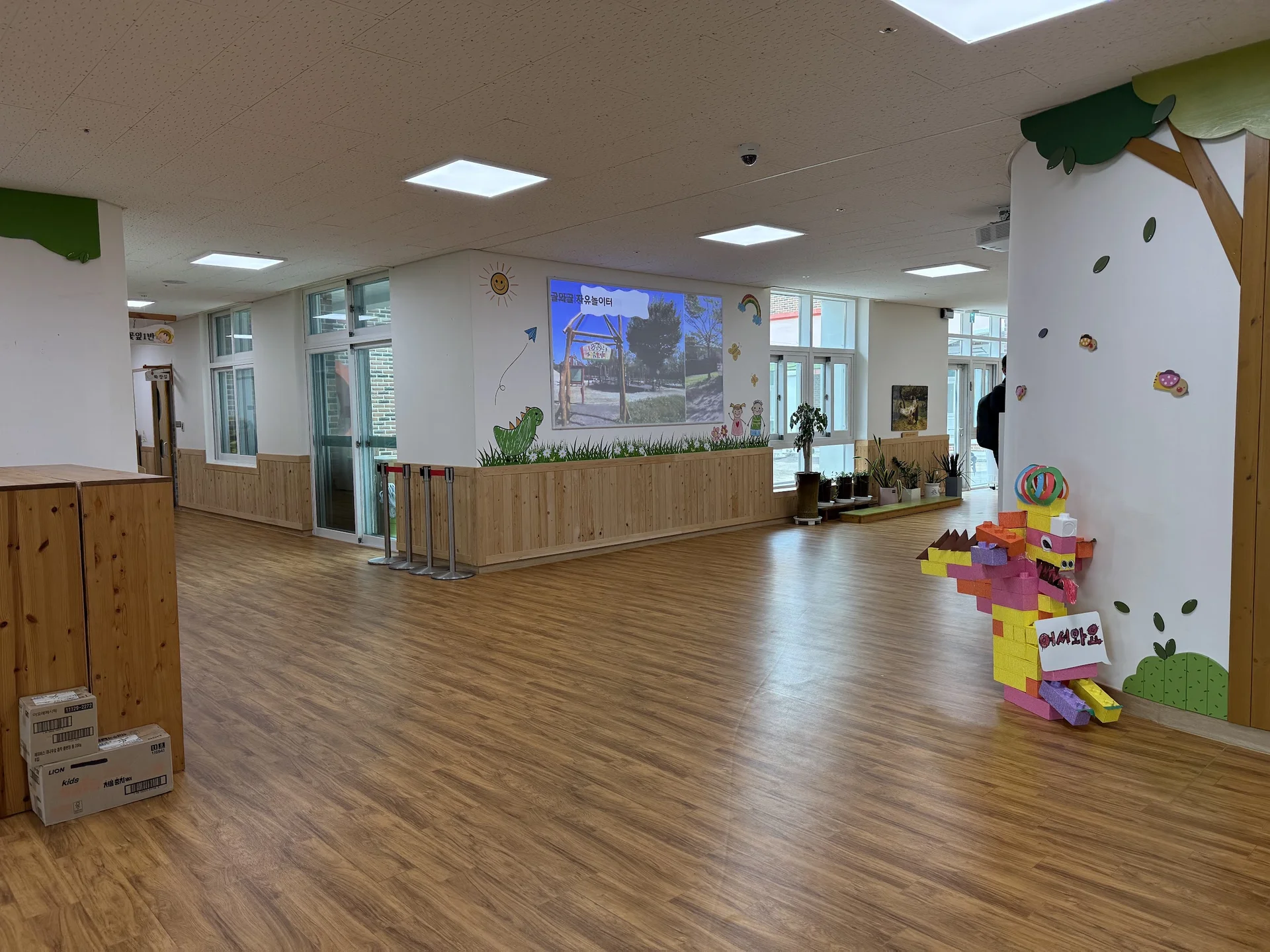 충북진천유치원 복도에 설치된 디지털 갤러리