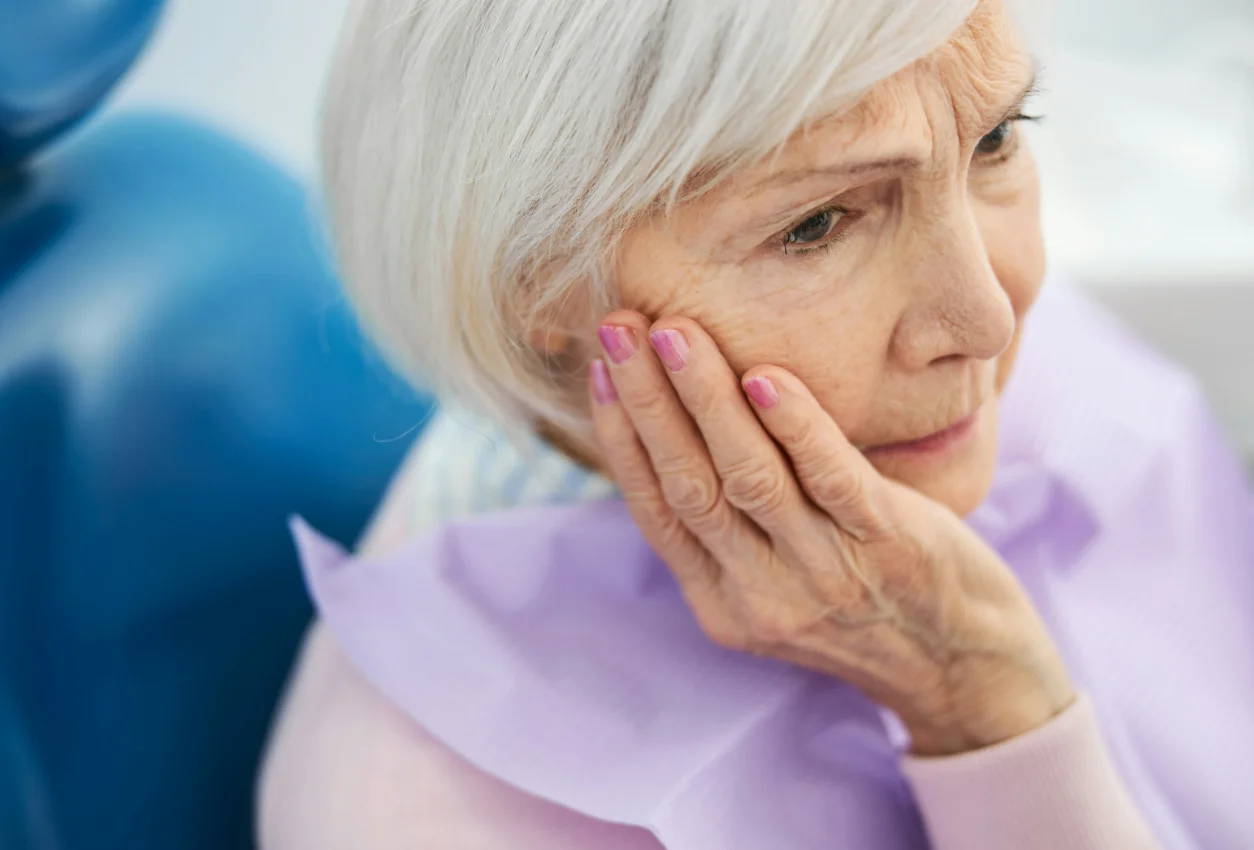 치과 과잉진료가 걱정되어 고민하는 노인