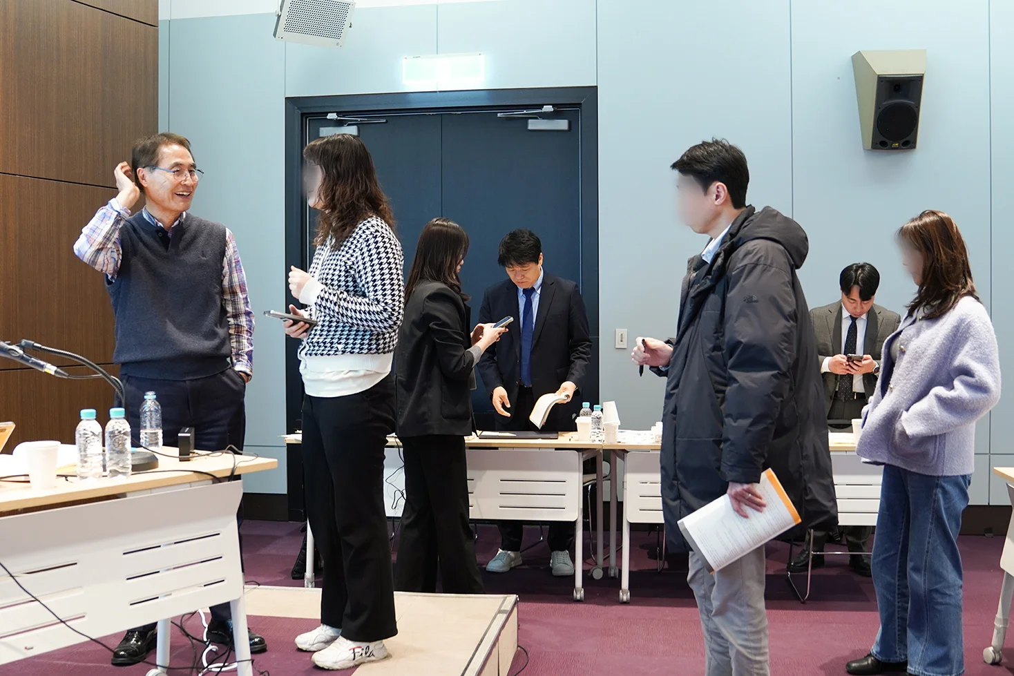 여성세무사와 배택현 세무사가 웃는 얼굴로 이야기 하고 있고, 그 뒤로 배택현 세무사에게 질문하기위해 세무사 두명이 줄을 서있는 모습