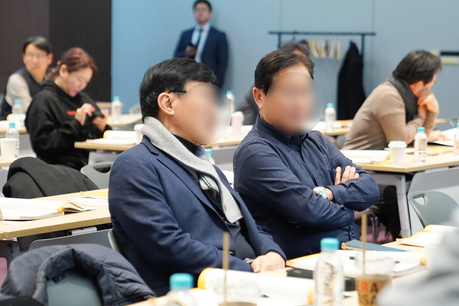 쉬는시간에 책상에 앉아 담소를 나누는 두명의 남성 세무사를 촬영한 사진