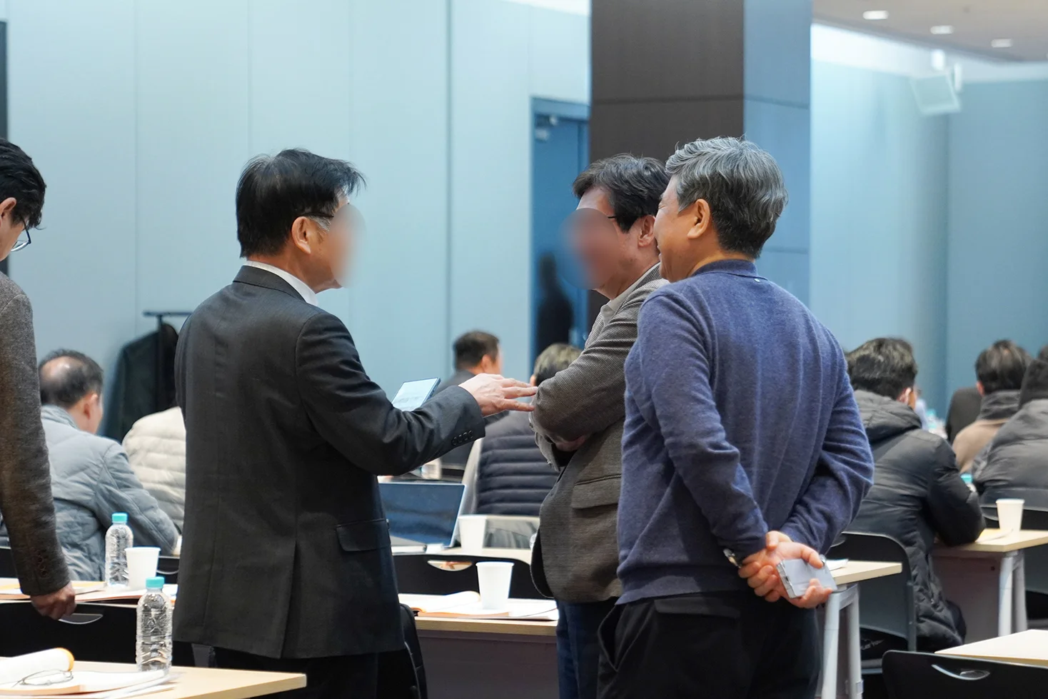 세명의 남성 세무사가 쉬는시간에 담소를 나누는 모습