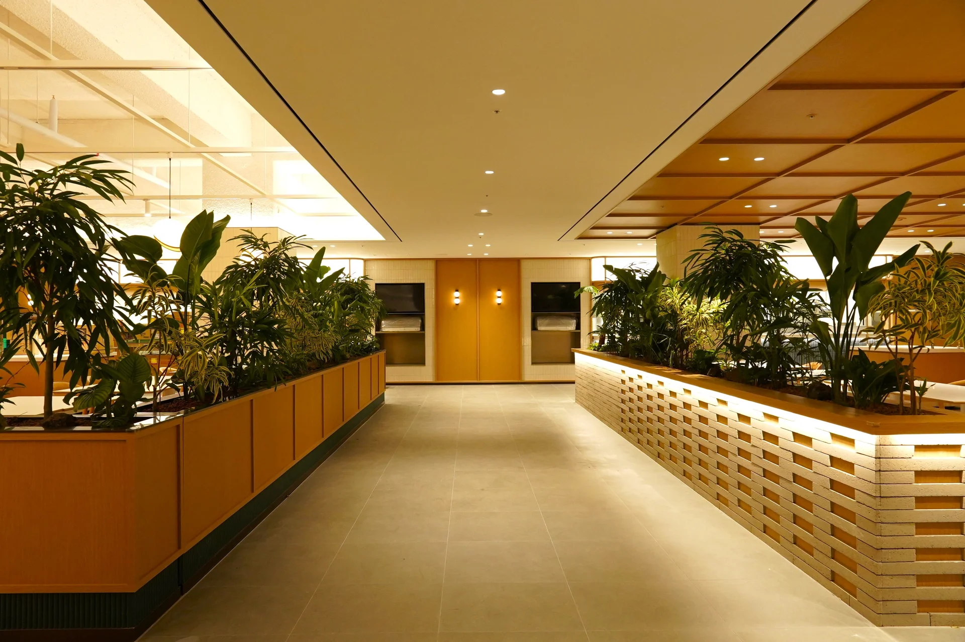 상업공간에 설치된 대형 수경식물 조경디자인