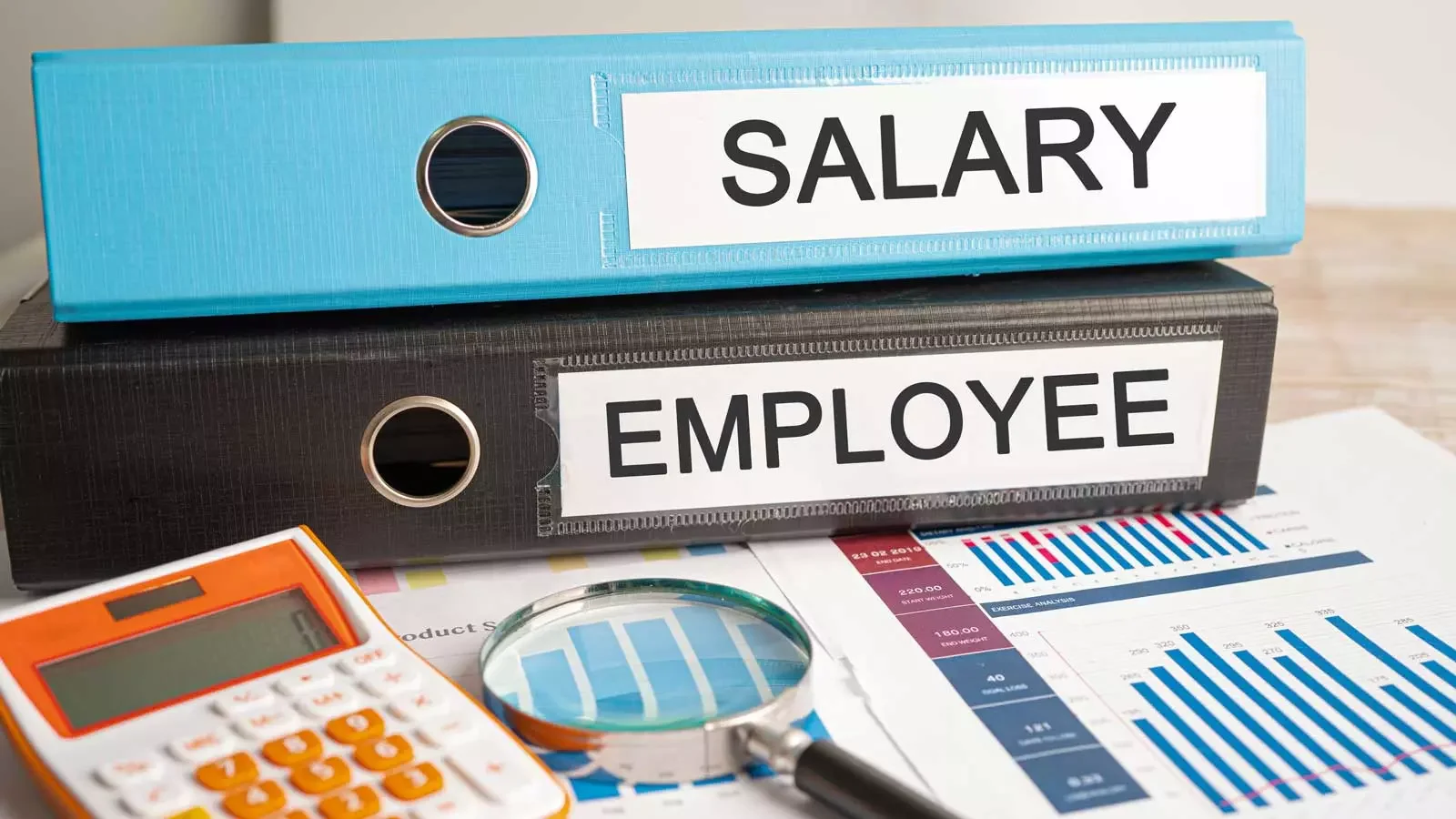 급여 관리 및 직원 인사 기록 바인더와 계산기를 활용한 기업의 인사 노무 관리 컨셉 이미지