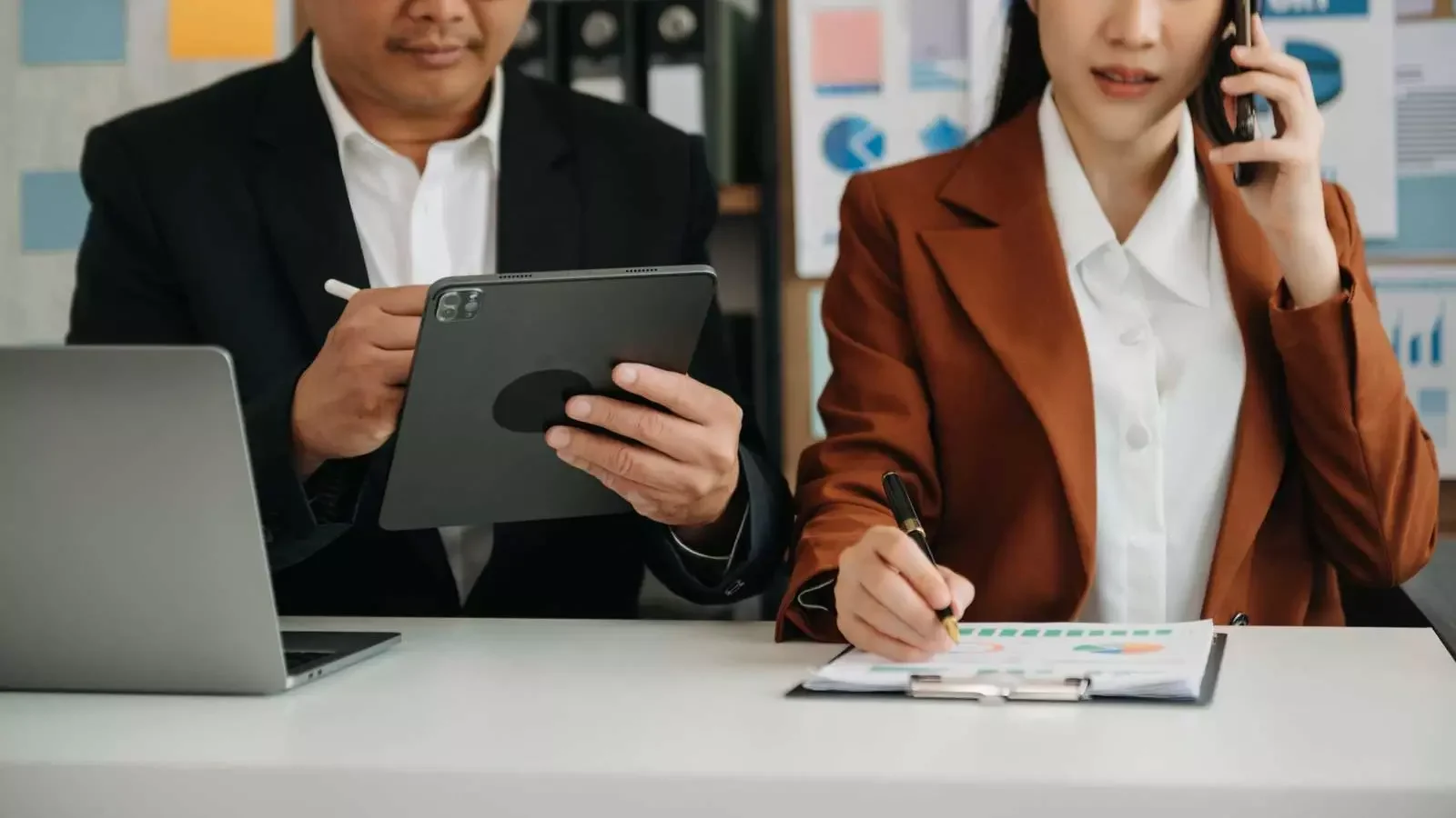 태블릿과 PC를 사용하여 기업의 근로소득 및 사업소득 신고 오류를 점검하는 전문 컨설팅 상황