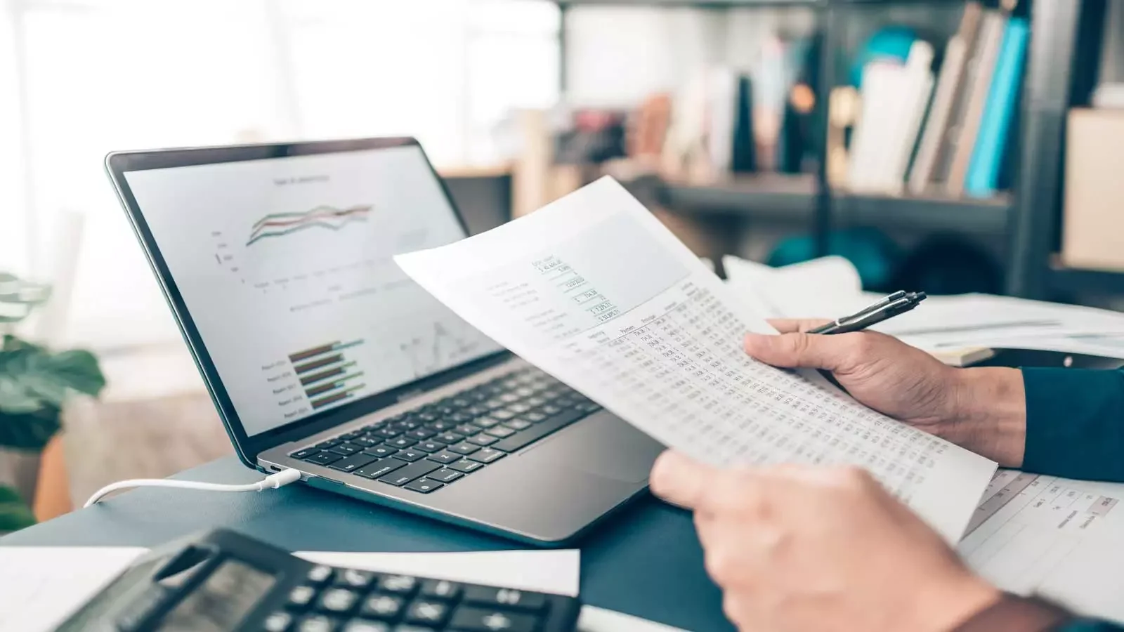 기업 세무 및 회계 관리를 상징하는 전자세금계산서 양식 일러스트