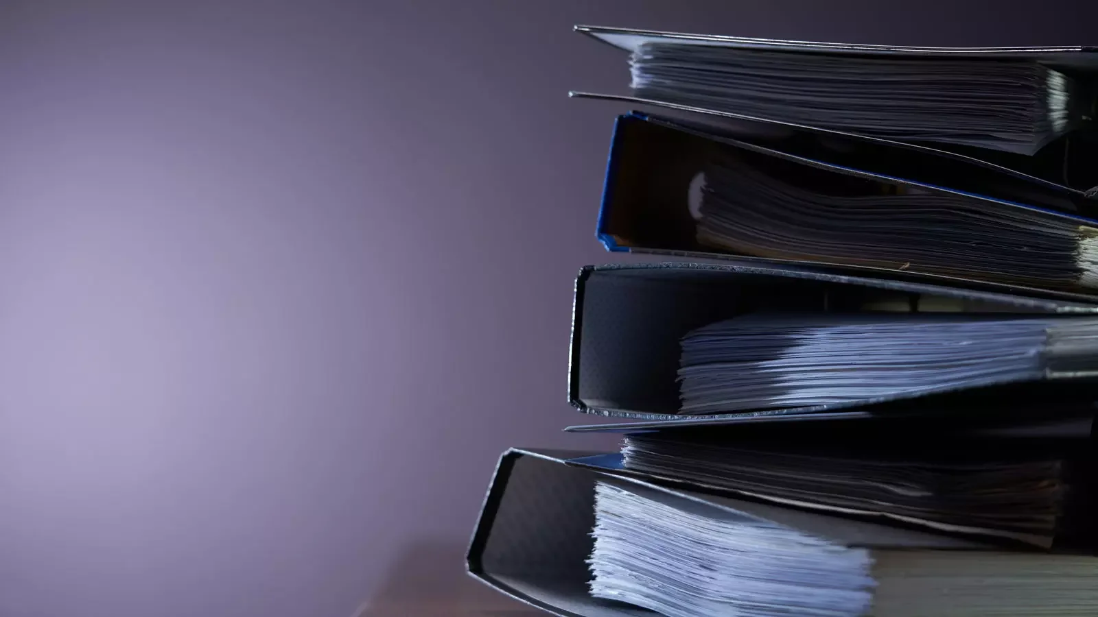 서류와 파일 정리된 여러 개의 두꺼운 바인더 더미