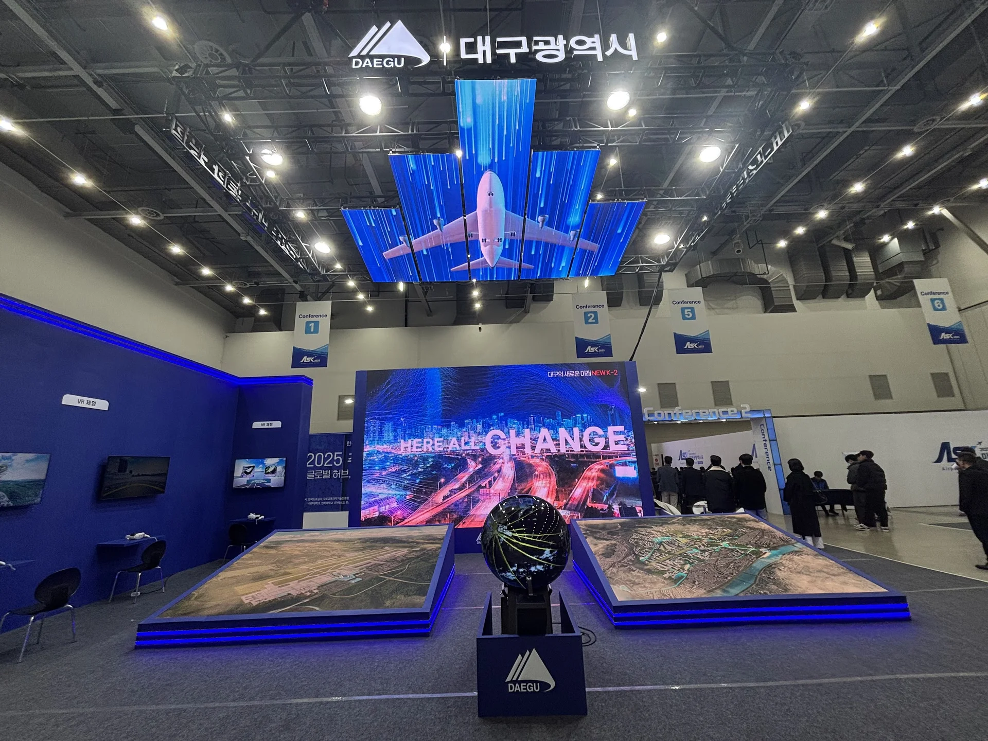 대구광역시 부스의 중앙에 설치된 반구형 프로젝션 디스플레이