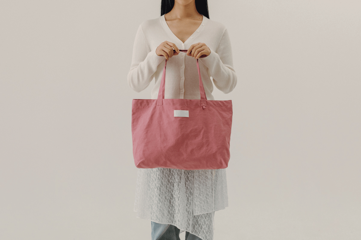 비티와이플러스가 촬영한 eessack(앰플랩) 리리백 화보 컷. 세련된 디자인의 리리백이 모던하고 깨끗한 배경 위에 놓여 있어 제품의 재질감과 형태가 돋보인다.