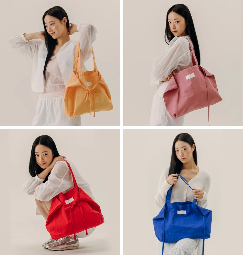 비티와이플러스가 촬영한 eessack(앰플랩) 리리백 화보 컷. 부드러운 조명과 세련된 소품 배치를 통해 리리백의 고급스럽고 트렌디한 무드를 완성했다.