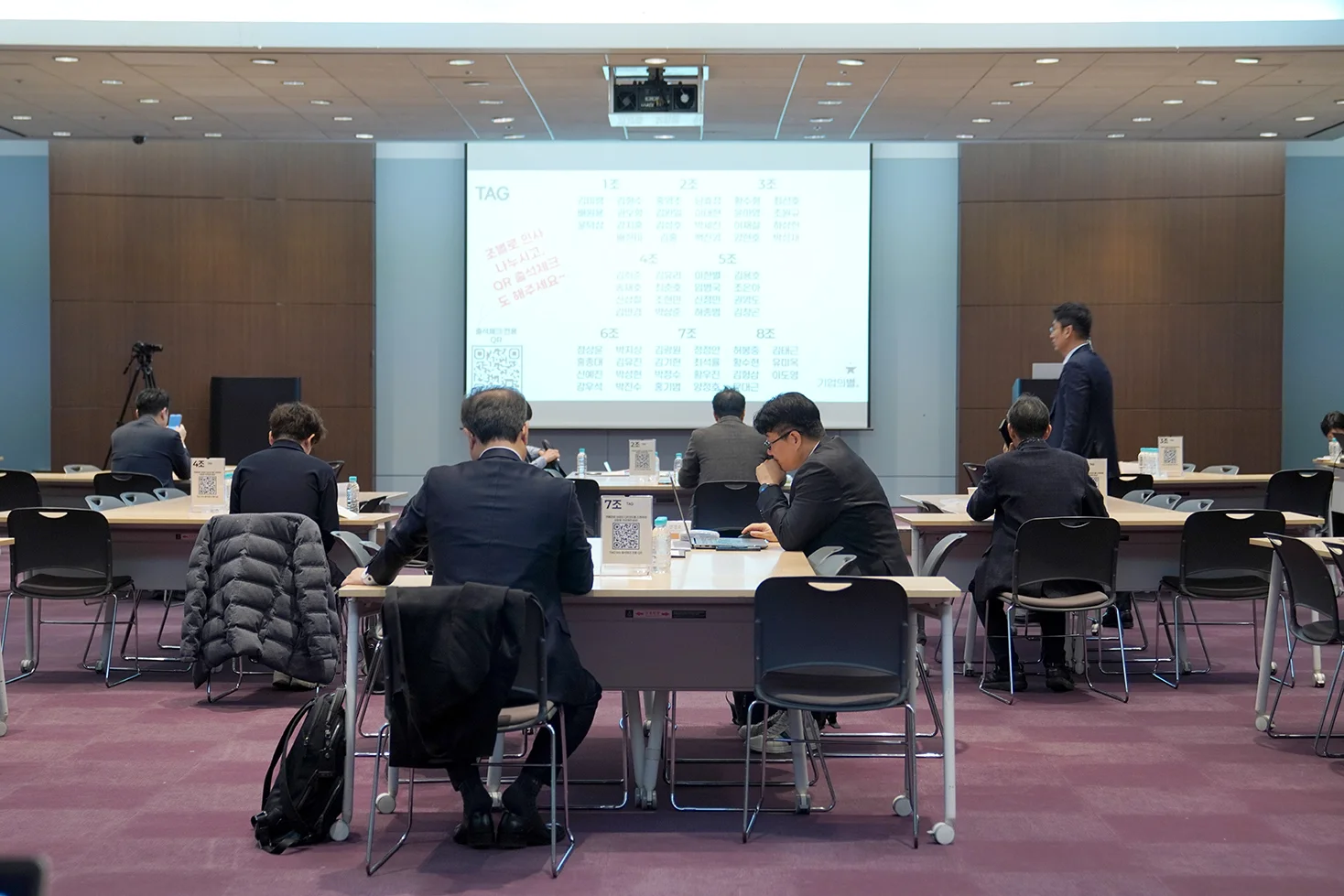 TAG We 시작 직전 정면에서 군데군데 비어있는 좌석들을 촬영한 사진