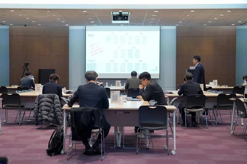 TAG We 시작 직전 정면에서 군데군데 비어있는 좌석들을 촬영한 사진