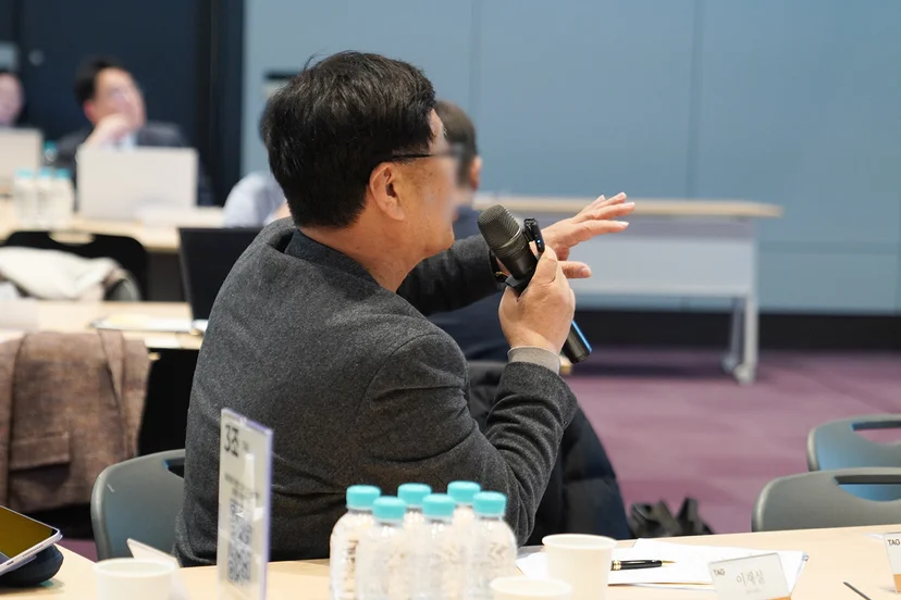중년의 남성세무사가 마이크를 들고 질문하는 사진